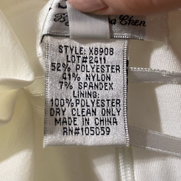 XSCAPE ivory ruffled special occasion top with rhinestone button buckle size 12 - Picture 14 of 15